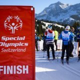 Des personnes participent aux National Winter Games Villars 2020 sur les pistes de ski le jeudi 23 janvier 2020 a Villars. Plus de 600 sportives et sportifs prennent part aux National Winter Games Villars 2020 a Villars-sur-Ollon. Ces jeux sont organises par Special Olympics, qui est le plus grand mouvement sportif mondial pour les personnes en situation de handicap mental. (KEYSTONE/Leandre Duggan)